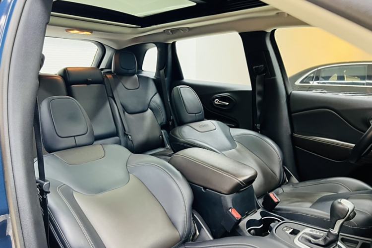 Used Jeep Cherokee 2020 2.0L Two-Wheel Drive Classic Sports Edition Interior 6