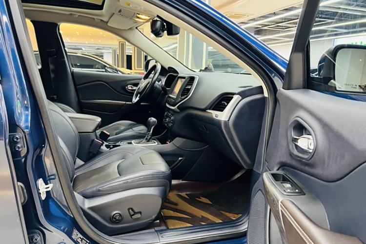 Used Jeep Cherokee 2020 2.0L Two-Wheel Drive Classic Sports Edition Interior 7