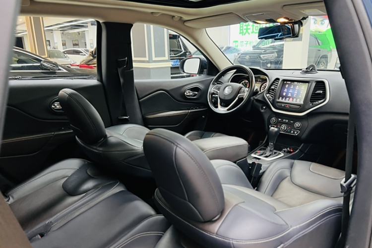 Used Jeep Cherokee 2020 2.0L Two-Wheel Drive Classic Sports Edition Interior 8