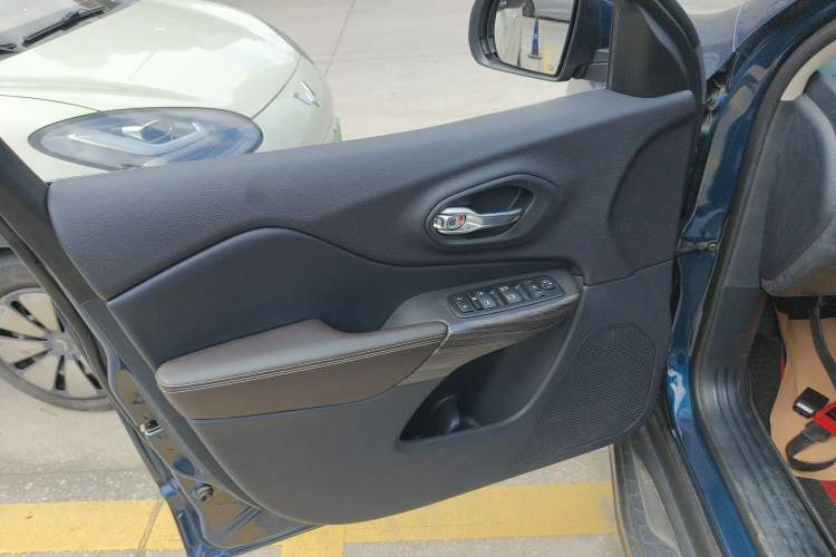 Used Jeep Cherokee 2020 2.0L Two-Wheel Drive Classic Sports Edition Left Front Door Interior