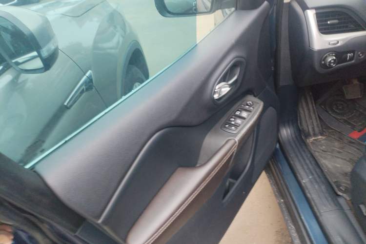 Used Jeep Cherokee 2020 2.0L Two-Wheel Drive Classic Sports Edition Left Front Door Interior
