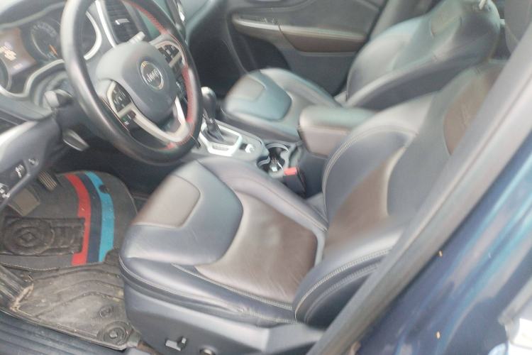 Used Jeep Cherokee 2020 2.0L Two-Wheel Drive Classic Sports Edition Left Front Seat