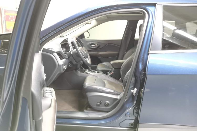 Used Jeep Cherokee 2020 2.0L Two-Wheel Drive Classic Sports Edition Left Front Seat