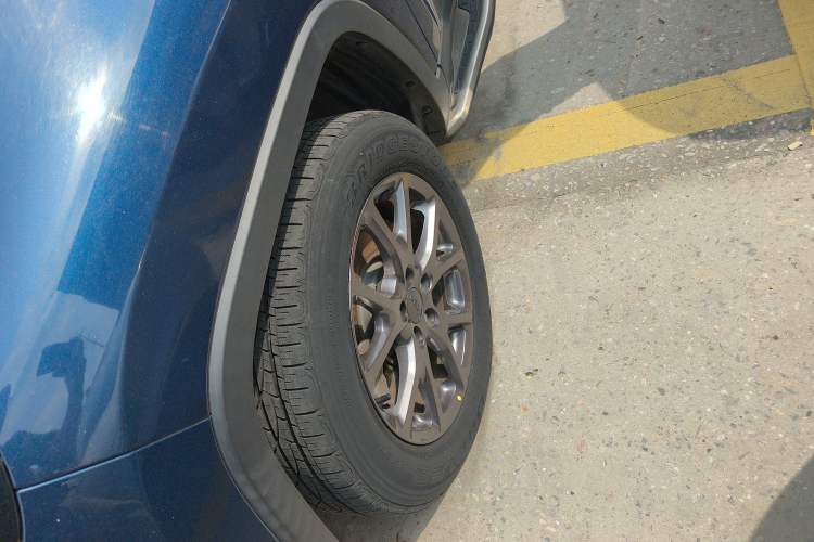 Used Jeep Cherokee 2020 2.0L Two-Wheel Drive Classic Sports Edition Left Front Wheel Hub