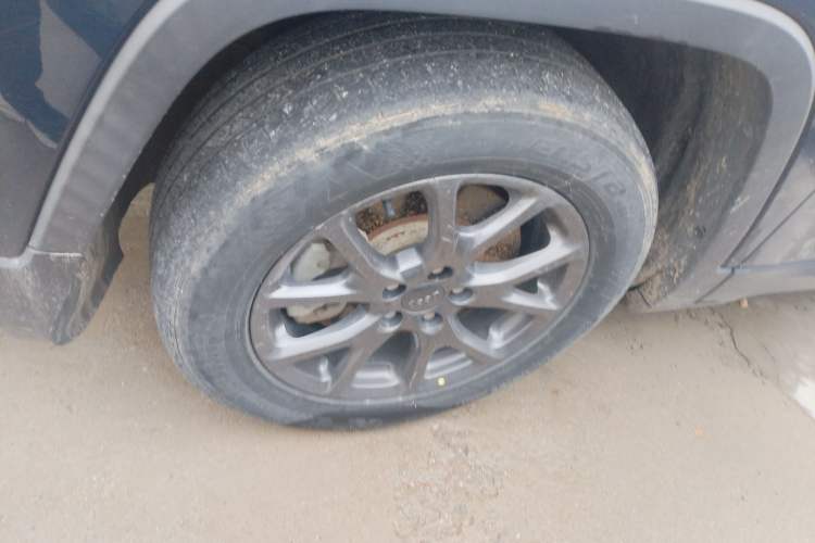 Used Jeep Cherokee 2020 2.0L Two-Wheel Drive Classic Sports Edition Left Front Wheel Hub