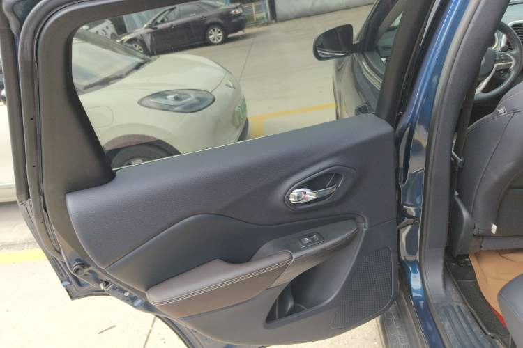 Used Jeep Cherokee 2020 2.0L Two-Wheel Drive Classic Sports Edition Left Rear Door Interior