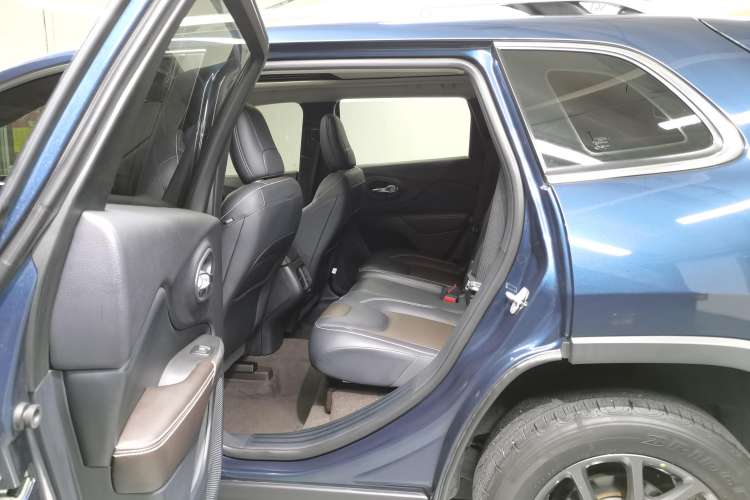 Used Jeep Cherokee 2020 2.0L Two-Wheel Drive Classic Sports Edition Left Rear Seat