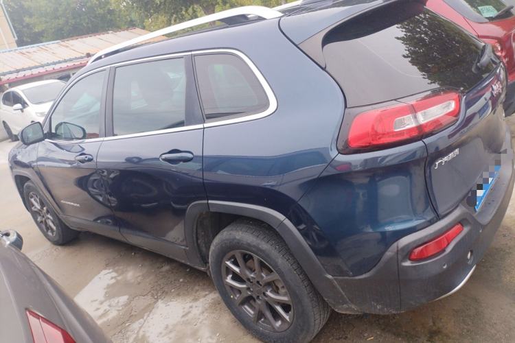 Used Jeep Cherokee 2020 2.0L Two-Wheel Drive Classic Sports Edition Left Side