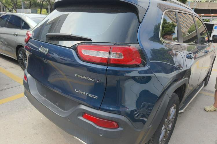 Used Jeep Cherokee 2020 2.0L Two-Wheel Drive Classic Sports Edition Rear Right 45 Deg