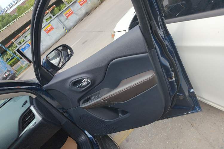 Used Jeep Cherokee 2020 2.0L Two-Wheel Drive Classic Sports Edition Right Front Door Interior