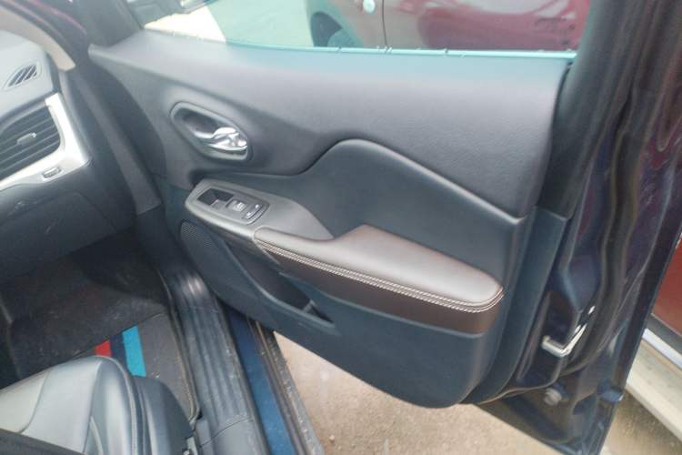 Used Jeep Cherokee 2020 2.0L Two-Wheel Drive Classic Sports Edition Right Front Door Interior