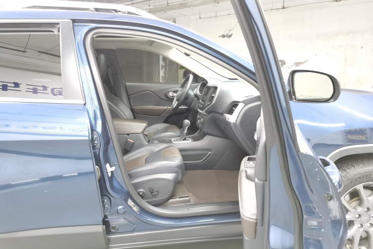 Used Jeep Cherokee 2020 2.0L Two-Wheel Drive Classic Sports Edition Right Front Seat