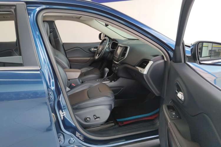 Used Jeep Cherokee 2020 2.0L Two-Wheel Drive Classic Sports Edition Right Front Seat