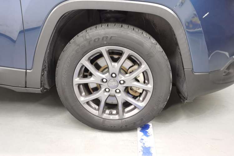 Used Jeep Cherokee 2020 2.0L Two-Wheel Drive Classic Sports Edition Right Front Wheel Hub