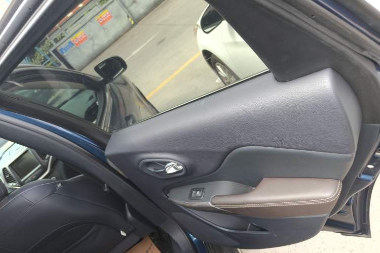 Used Jeep Cherokee 2020 2.0L Two-Wheel Drive Classic Sports Edition Right Rear Door Interior