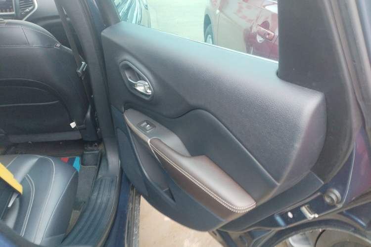 Used Jeep Cherokee 2020 2.0L Two-Wheel Drive Classic Sports Edition Right Rear Door Interior