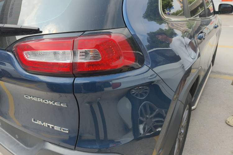 Used Jeep Cherokee 2020 2.0L Two-Wheel Drive Classic Sports Edition Right Rear Taillight