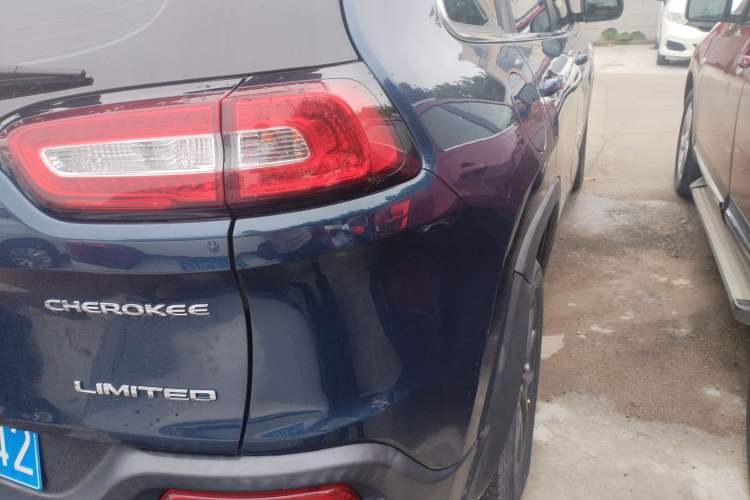 Used Jeep Cherokee 2020 2.0L Two-Wheel Drive Classic Sports Edition Right Rear Taillight
