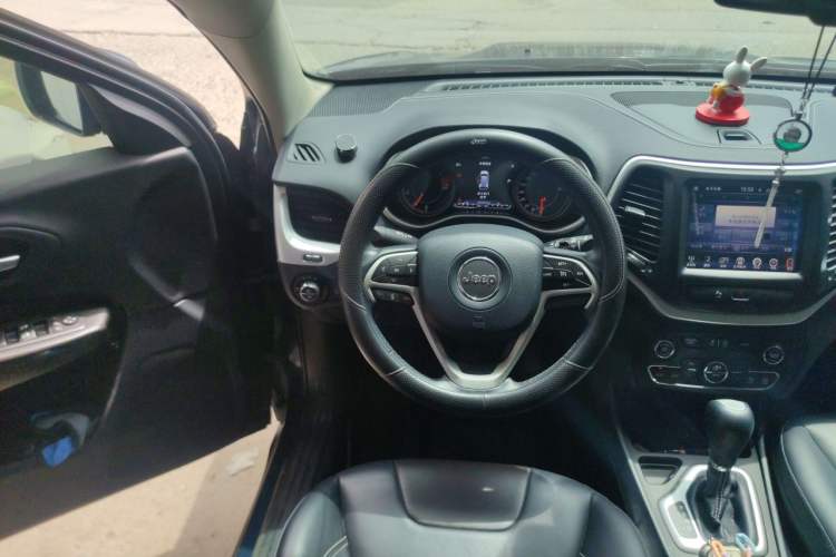 Used Jeep Cherokee 2020 2.0L Two-Wheel Drive Classic Sports Edition Steering Wheel