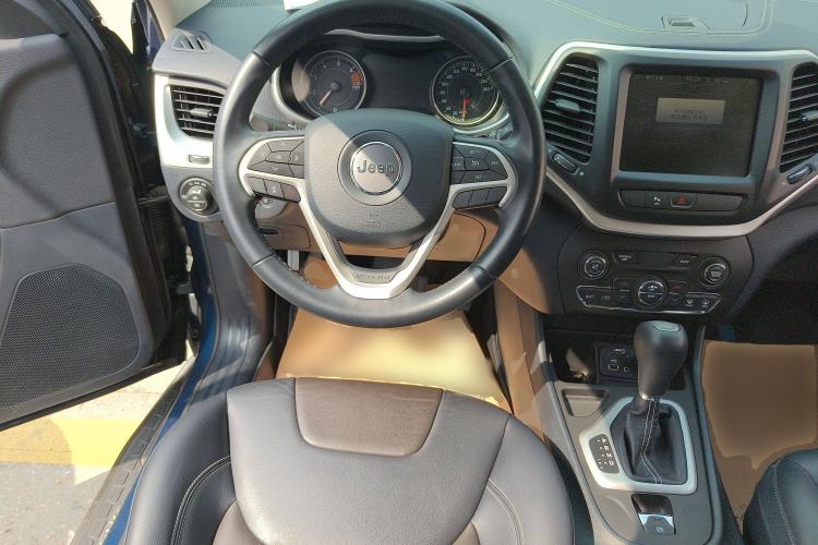 Used Jeep Cherokee 2020 2.0L Two-Wheel Drive Classic Sports Edition Steering Wheel
