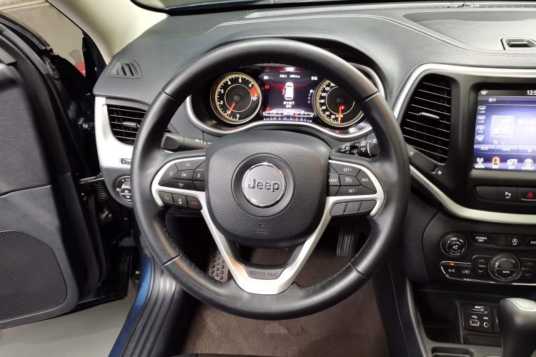 Used Jeep Cherokee 2020 2.0L Two-Wheel Drive Classic Sports Edition Steering Wheel