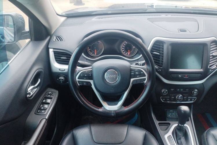 Used Jeep Cherokee 2020 2.0L Two-Wheel Drive Classic Sports Edition Steering Wheel