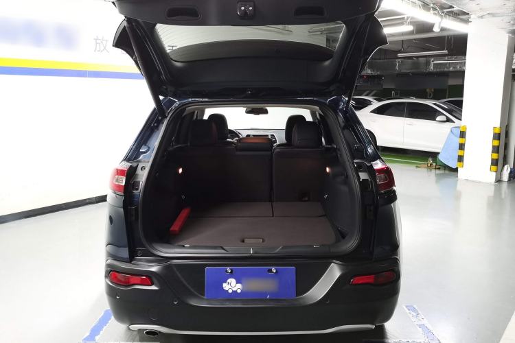 Used Jeep Cherokee 2020 2.0L Two-Wheel Drive Classic Sports Edition Trunk