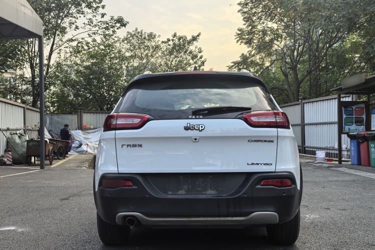 Used Jeep Cherokee 2020 2.0L Two-Wheel Drive Classic Sports Edition Exterior 3