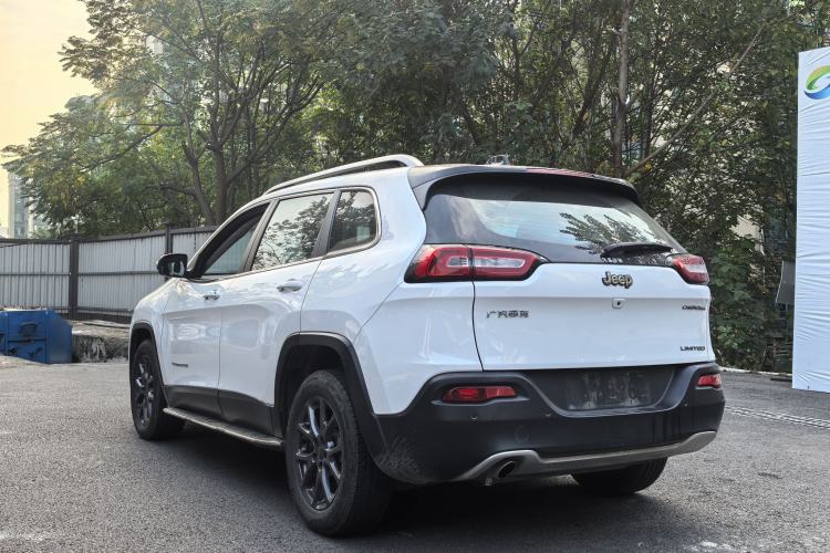 Used Jeep Cherokee 2020 2.0L Two-Wheel Drive Classic Sports Edition Exterior 4