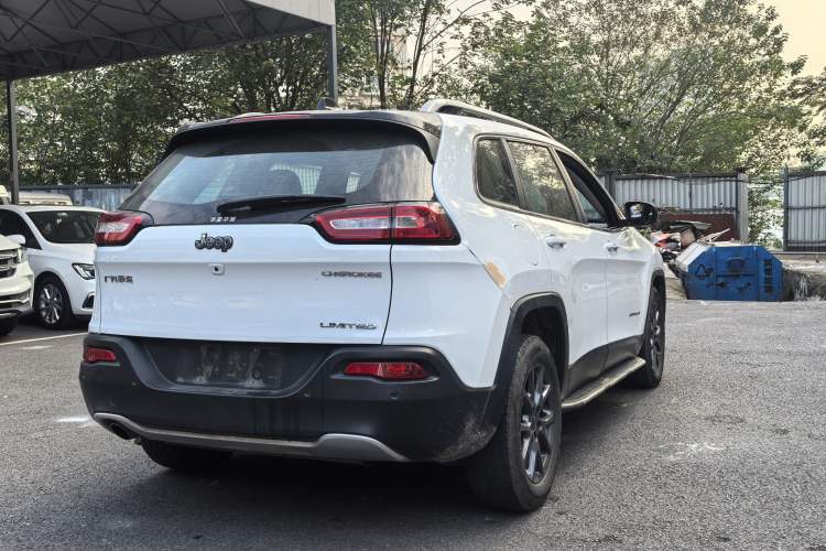Used Jeep Cherokee 2020 2.0L Two-Wheel Drive Classic Sports Edition Exterior 5