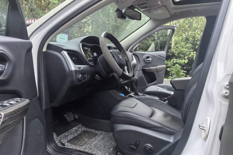Used Jeep Cherokee 2020 2.0L Two-Wheel Drive Classic Sports Edition Interior 1