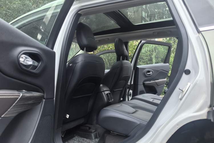 Used Jeep Cherokee 2020 2.0L Two-Wheel Drive Classic Sports Edition Interior 2