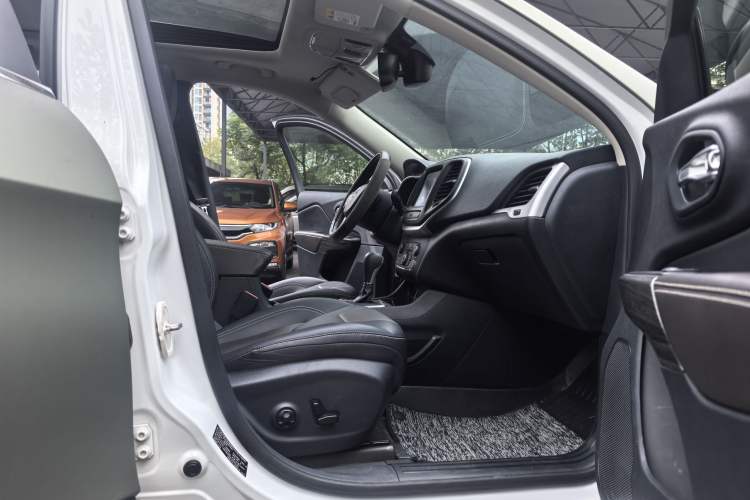 Used Jeep Cherokee 2020 2.0L Two-Wheel Drive Classic Sports Edition Interior 3