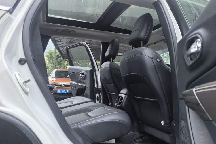 Used Jeep Cherokee 2020 2.0L Two-Wheel Drive Classic Sports Edition Interior 4
