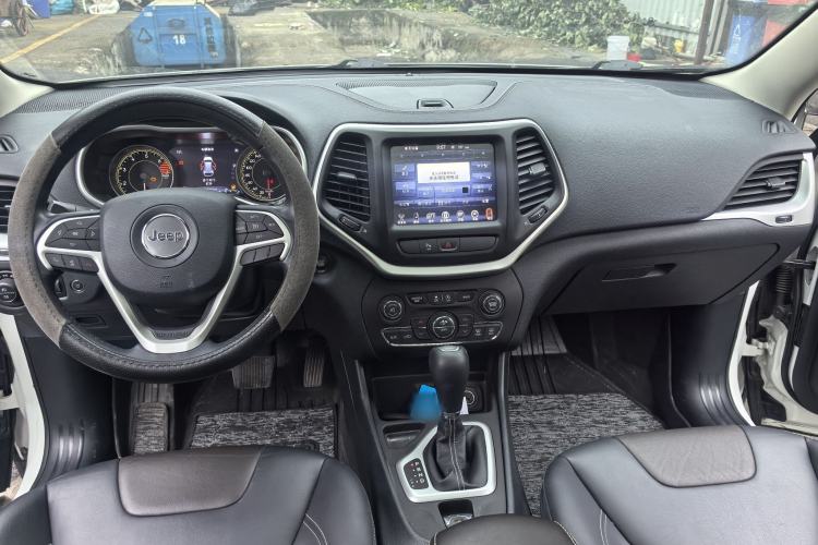 Used Jeep Cherokee 2020 2.0L Two-Wheel Drive Classic Sports Edition Interior 5