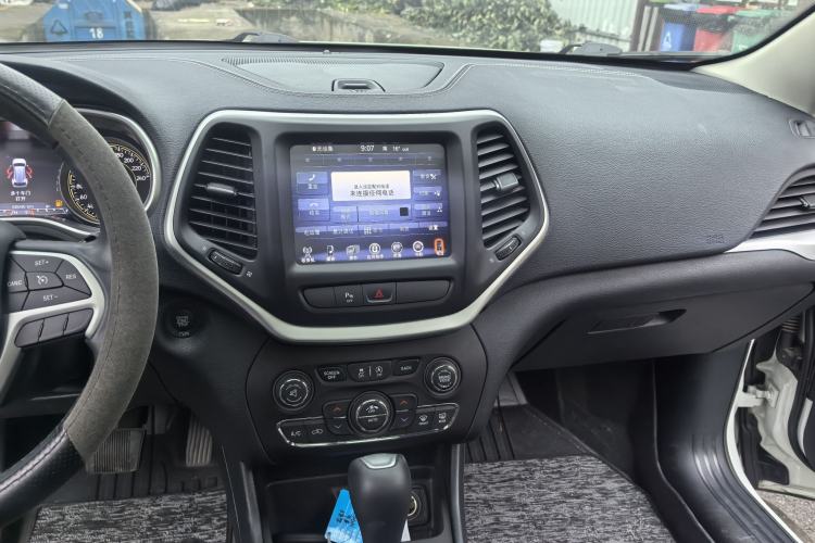 Used Jeep Cherokee 2020 2.0L Two-Wheel Drive Classic Sports Edition Interior 6