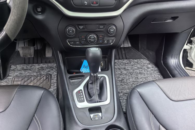 Used Jeep Cherokee 2020 2.0L Two-Wheel Drive Classic Sports Edition Interior 7