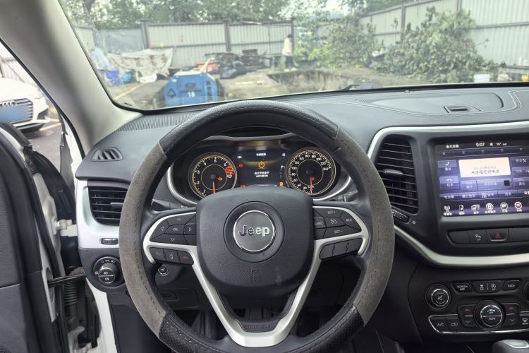 Used Jeep Cherokee 2020 2.0L Two-Wheel Drive Classic Sports Edition Interior 8