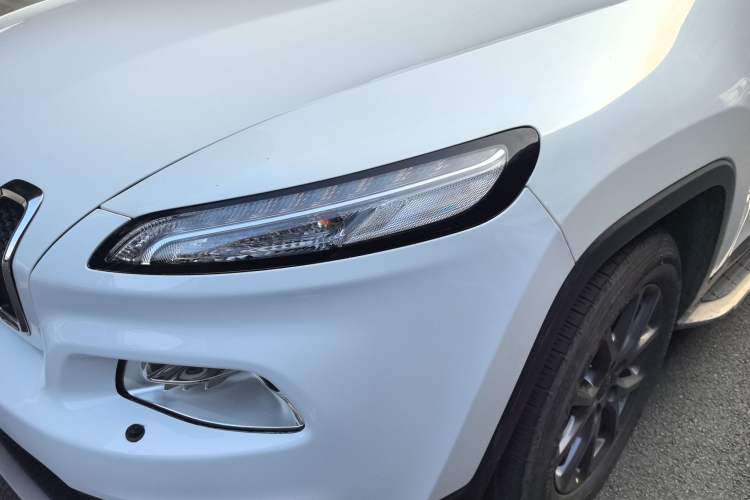 Used Jeep Cherokee 2020 2.0L Two-Wheel Drive Classic Sports Edition Left Front Headlight