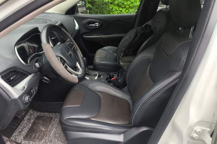 Used Jeep Cherokee 2020 2.0L Two-Wheel Drive Classic Sports Edition Left Front Seat
