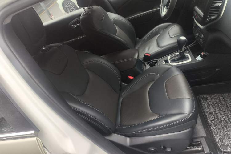 Used Jeep Cherokee 2020 2.0L Two-Wheel Drive Classic Sports Edition Right Front Seat