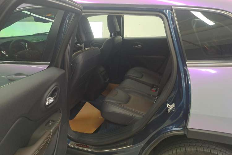 Used Jeep Cherokee 2020 2.0L Two-Wheel Drive Classic Sports Edition Right Rear Seat
