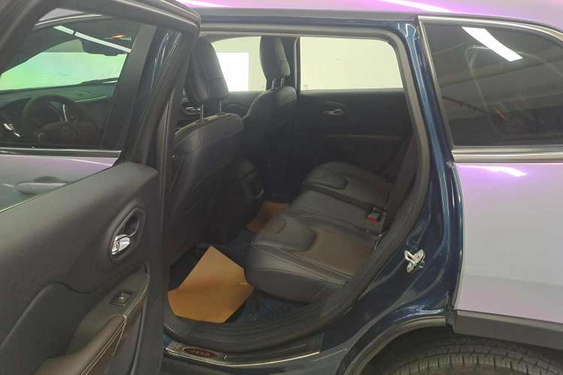 Used Jeep Cherokee 2020 2.0L Two-Wheel Drive Classic Sports Edition Right Rear Seat