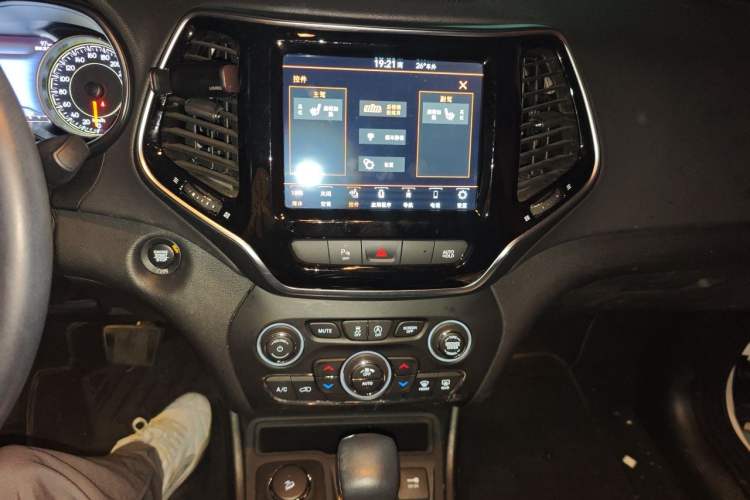 Used Jeep Cherokee 2020 2.0T Four-Wheel Drive Night Eagle Edition Audio And AC Panel