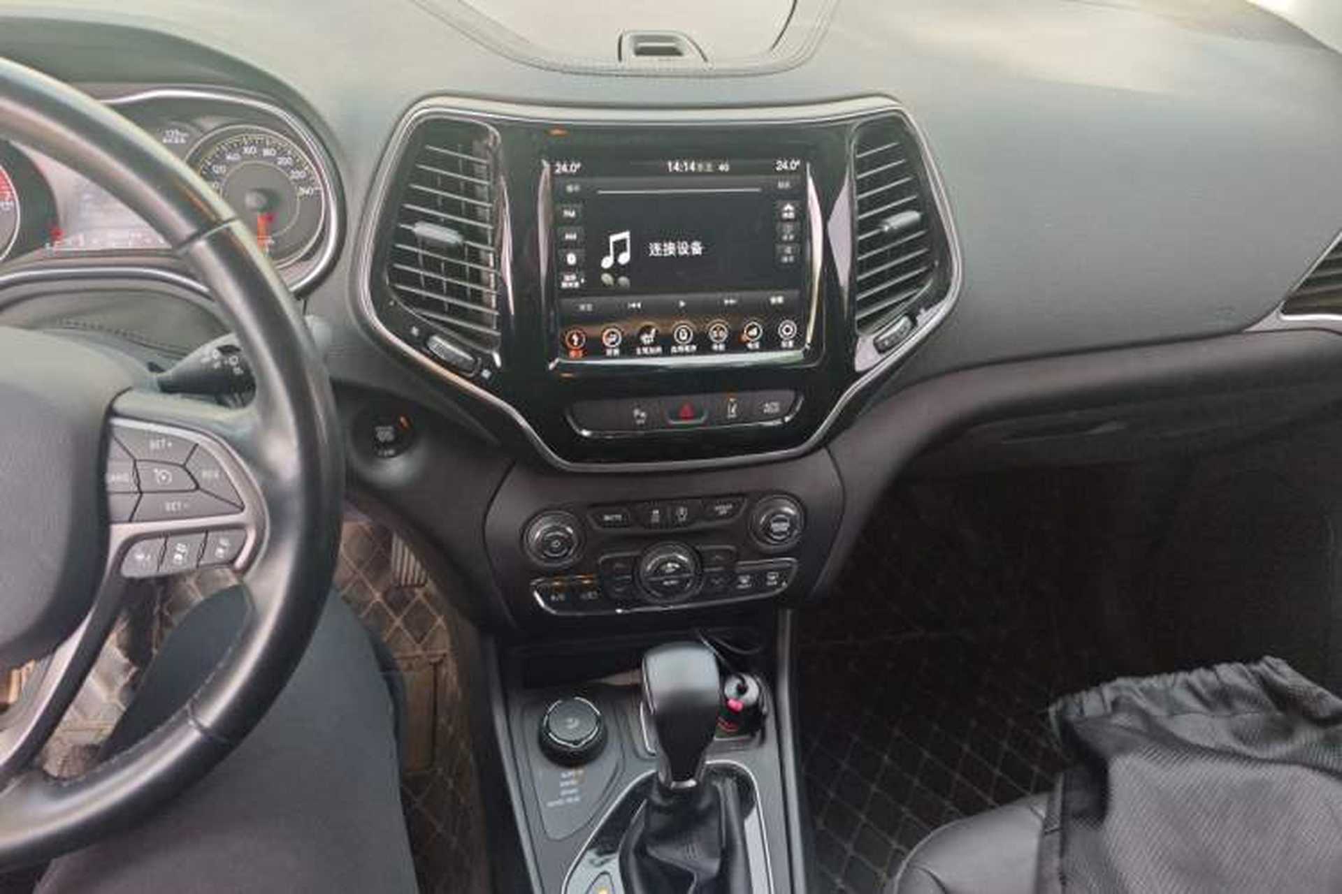 Used Jeep Cherokee 2020 2.0T Four-Wheel Drive Luxury Edition Audio And AC Panel