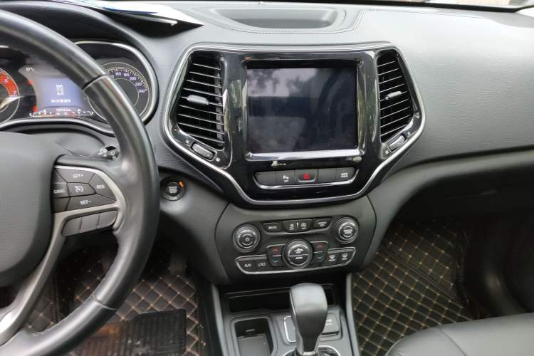 Used Jeep Cherokee 2020 2.0T Two-Wheel Drive Leading Edition Audio And AC Panel