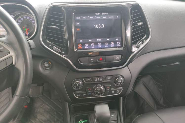 Used Jeep Cherokee 2020 2.0T Two-Wheel Drive Leading Edition Audio And AC Panel