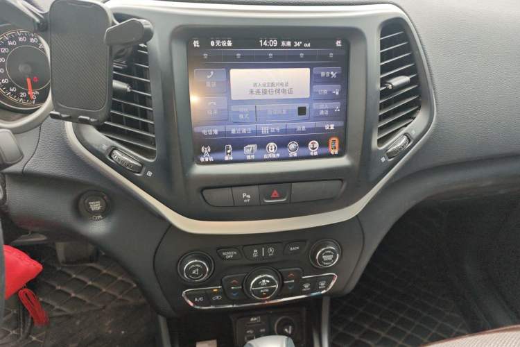 Used Jeep Cherokee 2020 2.0L Two-Wheel Drive Classic Sports Edition Audio And AC Panel