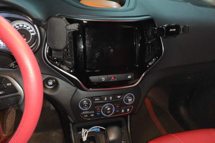 Used Jeep Cherokee 2020 2.0T Two-Wheel Drive Leading Edition Audio And AC Panel
