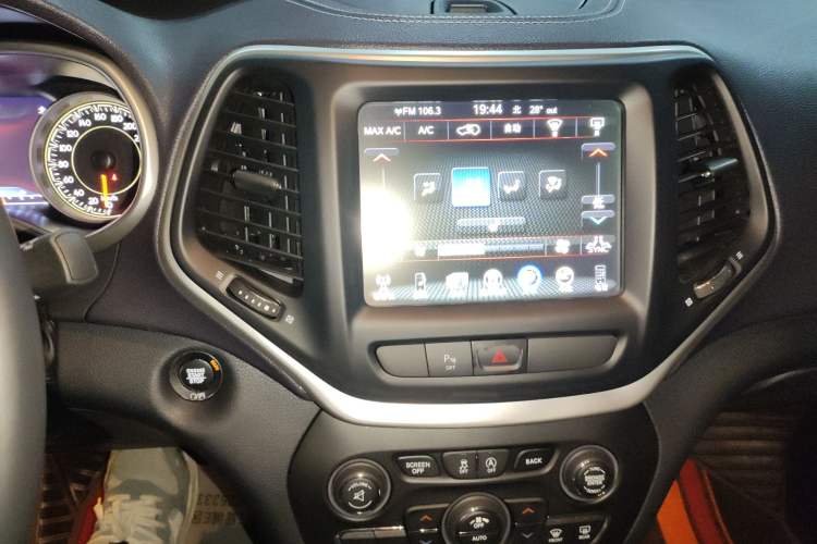 Used Jeep Cherokee 2020 2.0L Two-Wheel Drive Classic Sports Edition Audio And AC Panel